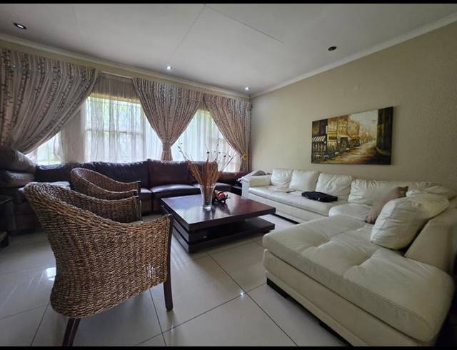 6 BEDROOM HOUSE FOR SALE IN BRACKENHURST